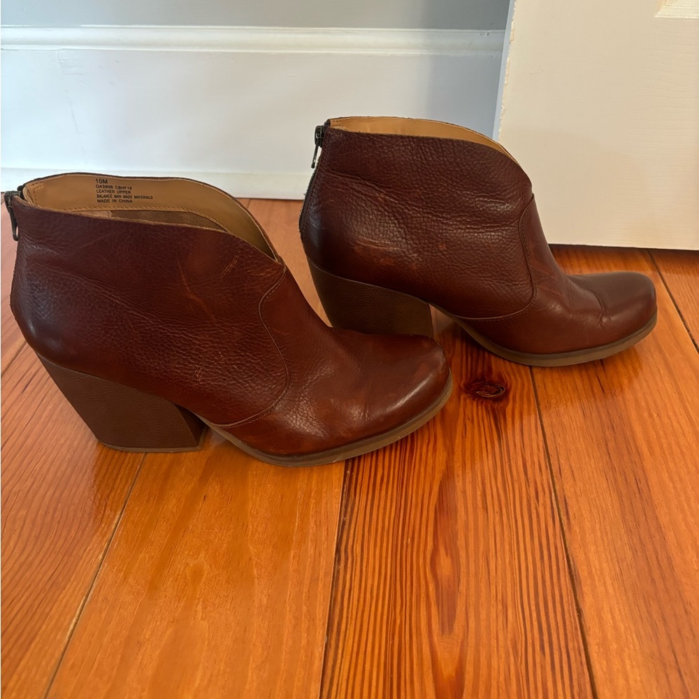 Korks block heel bootie